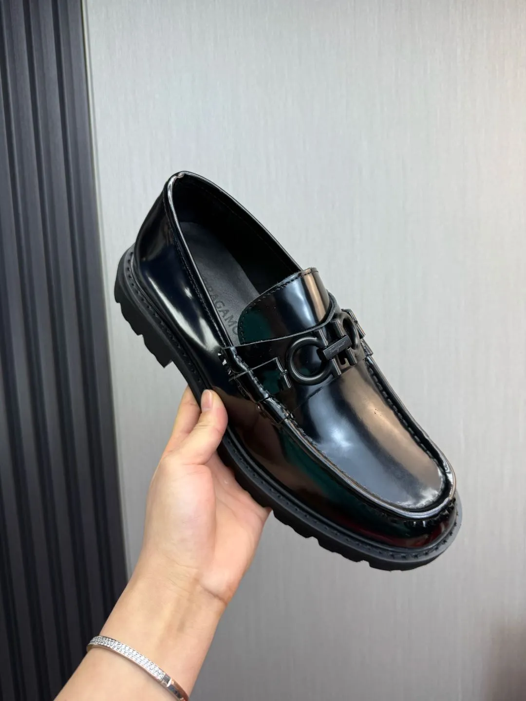 Men's shoes 💰880💰 Ferragamo. [Ferragamo] men's thick-soled loafers, the latest hot style, 1:1 original purchase quality, top quality, imported open-edge beaded cowhide leather on the upper, hand-made three-dimensional stitching highlights the round toe design, the inner foot pads are all imported cowhide, with original lightweight foam outsole, matching code 39-44, (38, 45 custom-made, non-refundable)